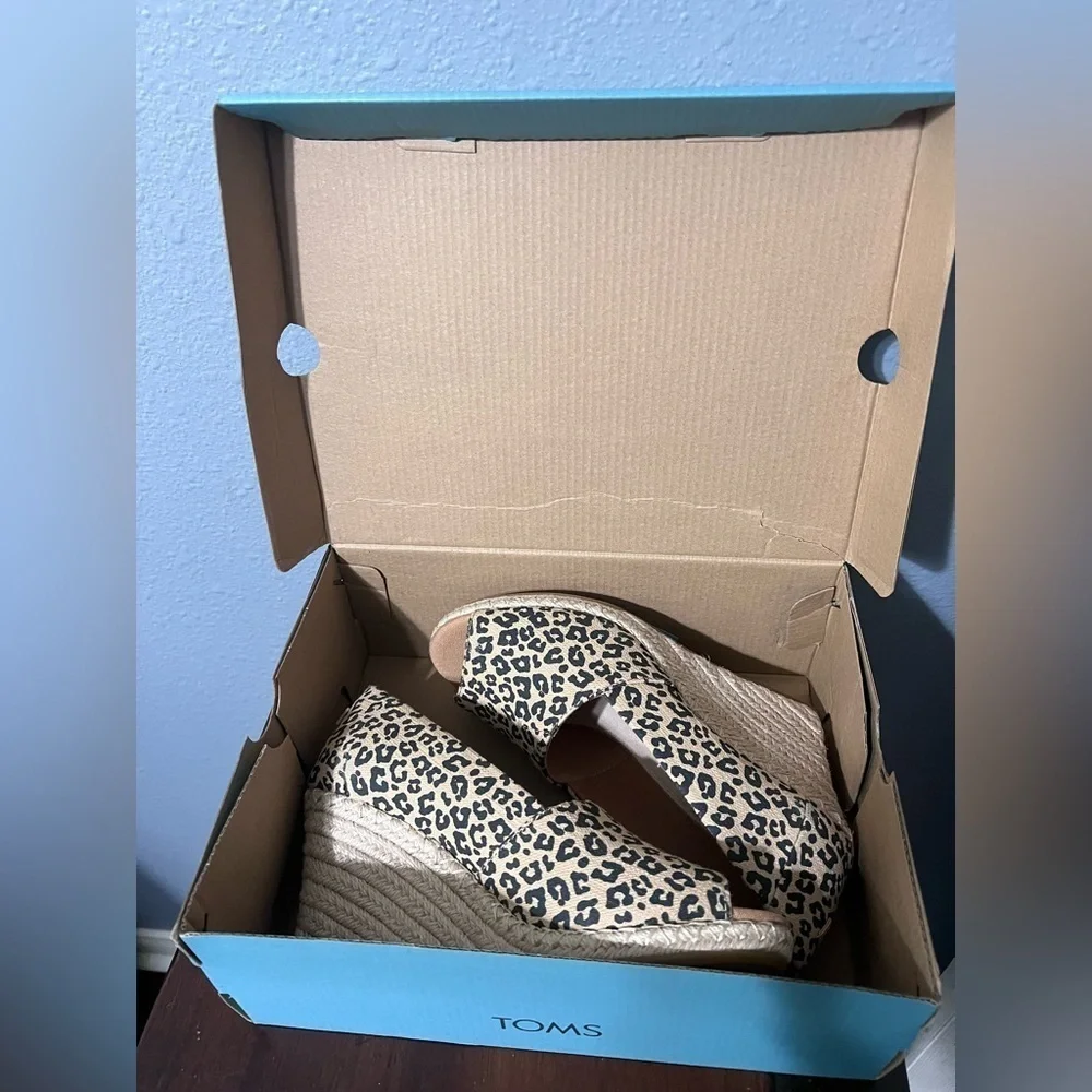 NIB TOMS Leopard Espadrille Peep Toe Wedges Women’s Sz 7 US NEW In BOX 3.5 Heel